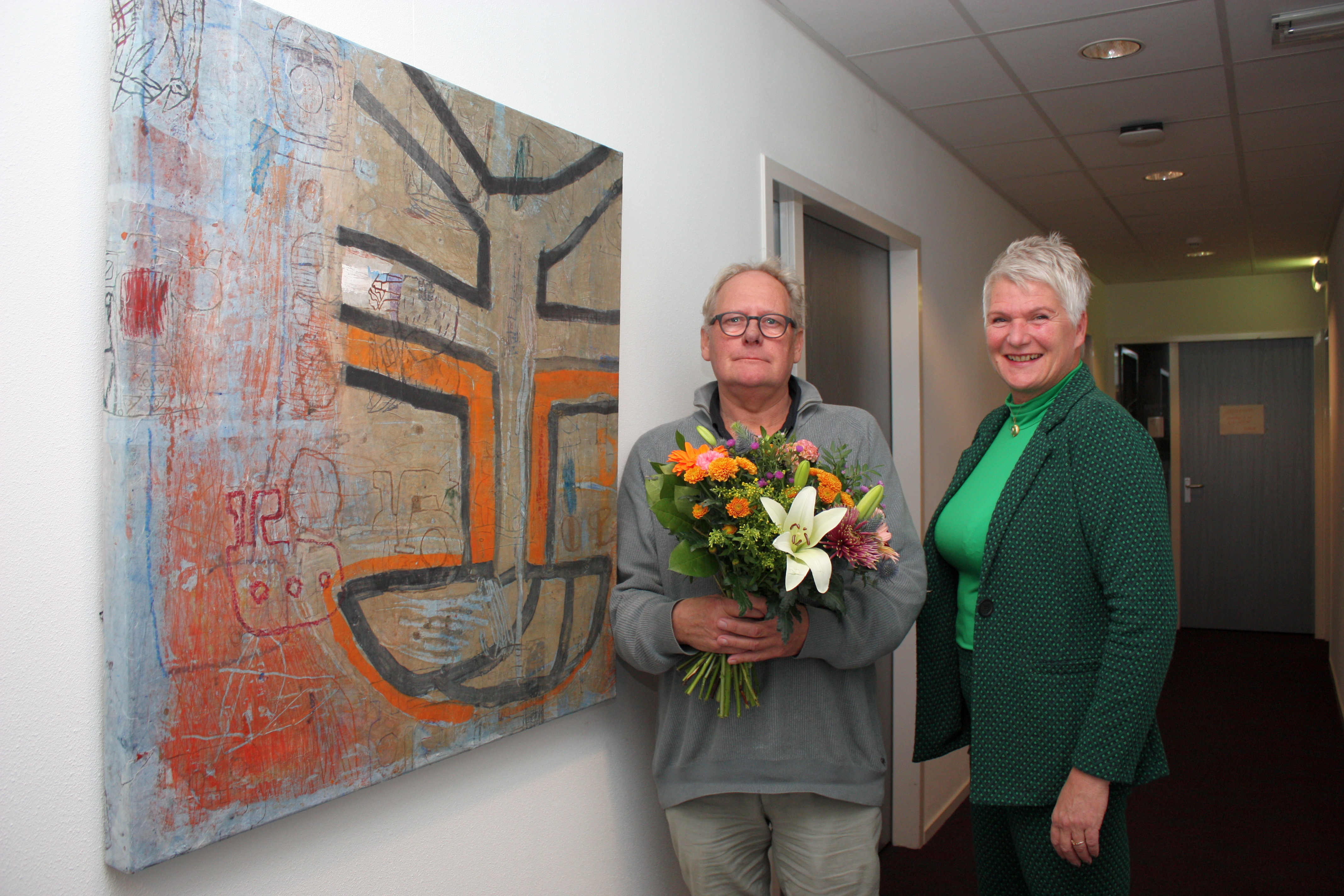 Onno de Graaf samen met wethouder Yvonne Maas bij het winnende kunstwerk 'Boomboot'.